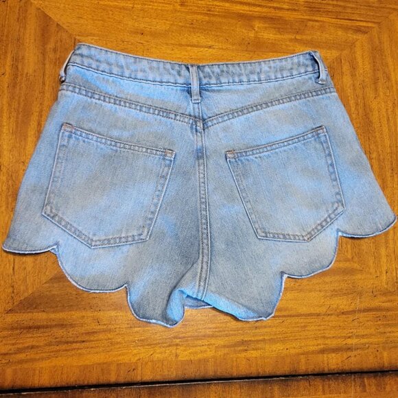 H&M Light Blue Scalloped Button Fly Denim Shorts - Picture 5 of 10